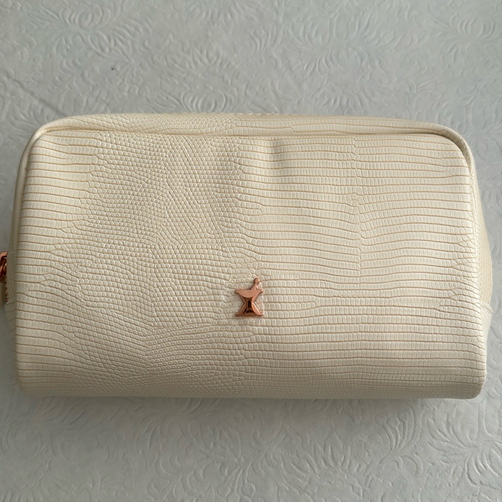 Faux leafher mini bag
Copper zipper
Patterned interior 7”W, H 4”
*never used